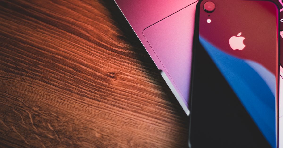 Apple's Measured AI Strategy Proves Competitive as Industry Shifts